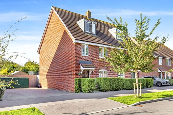 3 Bedroom Semi Detached House For Sale In Peckham Chase, Chichester, PO20