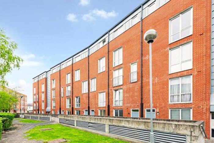 2 Bedroom Flat For Sale In Manor Road, London, N16