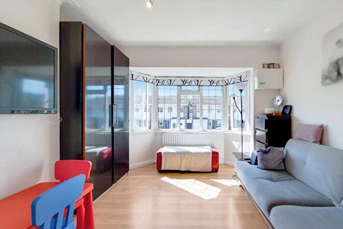 2 Bedroom Flat To Rent In York Way, Whetstone, London, N20