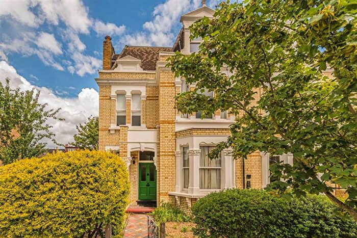 2 Bedroom Flat To Rent In Priory Road, Kew, TW9