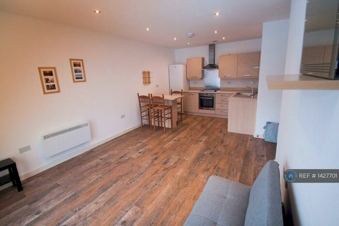 2 Bedroom Flat To Rent In Houseman Crescent, Manchester, M20