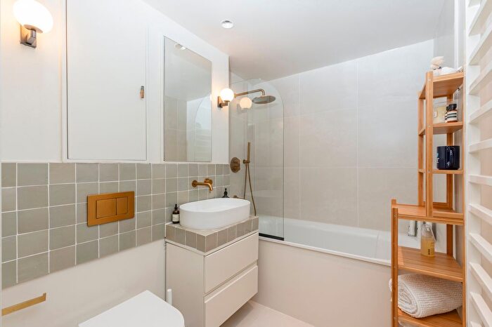 2 Bedroom Flat For Sale In Graham Street, Angel, N1