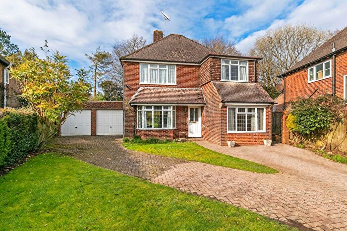 3 Bedroom Detached House For Sale In Woodfield Drive, Winchester, SO22