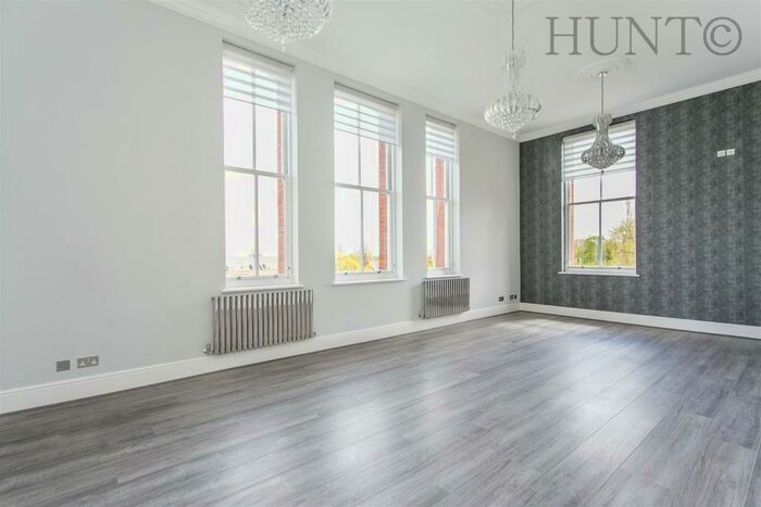 2 Bedroom Apartment To Rent In Brandesbury Square, Repton Park, Woodford Green, Essex, IG8