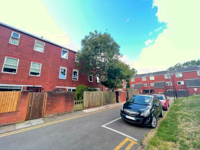 3 Bedroom Town House To Rent In Waterloo Close, Homerton, E9