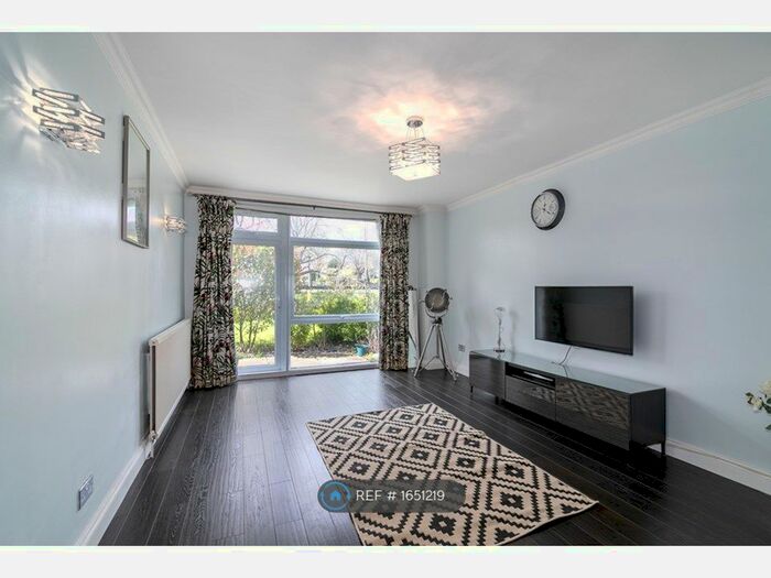 2 Bedroom Flat To Rent In Ferndown, London, E18