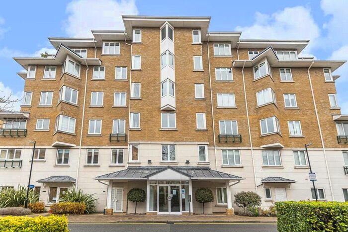 3 Bedroom Flat For Sale In Richmond, London, TW9
