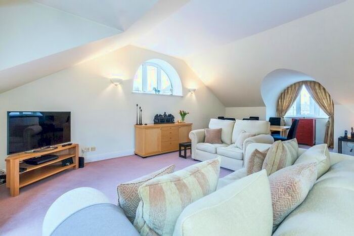 2 Bedroom Flat To Rent In Westminster Bridge Road, London, SE1