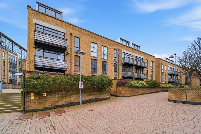 1 Bedroom Flat For Sale In Town Meadow, Brentford, TW8