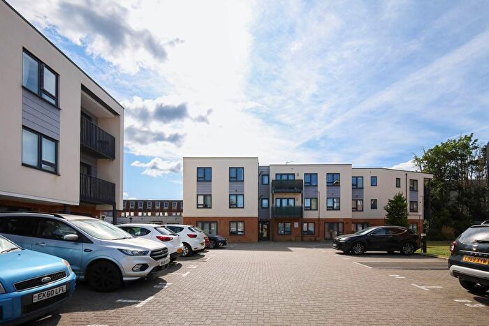 2 Bedroom Flat For Sale In Alden Court, Bishopric, RH12