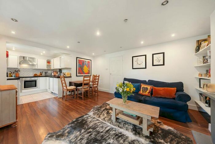 2 Bedroom Flat To Rent In Brixton Road, Brixton, London, SW9