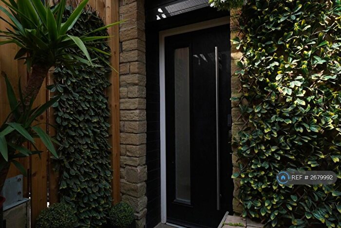 1 Bedroom Flat To Rent In Tudor House, Brighouse, HD6