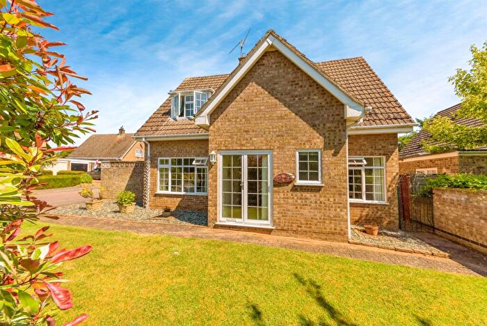 4 Bedroom Chalet For Sale In The Paddock, Woodnewton, Peterborough, PE8