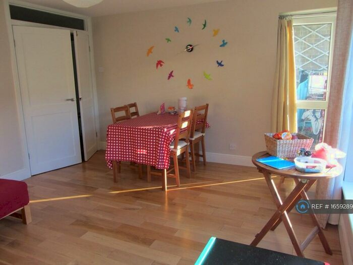 2 Bedroom Flat To Rent In Pulker Close, Oxford, OX4