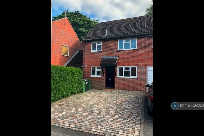 3 Bedroom Semi-Detached House To Rent In Lipscombe Close, Newbury, RG14