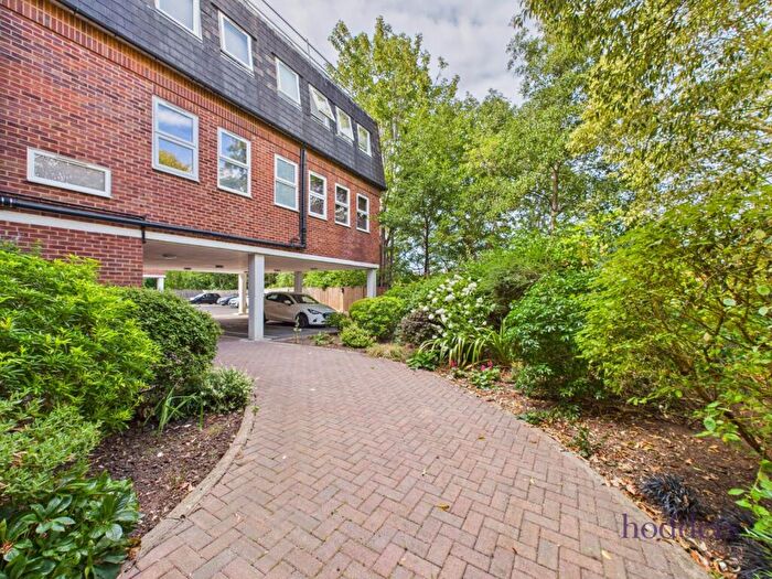 2 Bedroom Apartment For Sale In Chertsey, Surrey, KT16