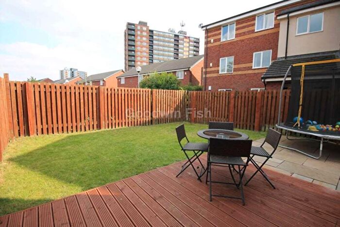 2 Bedroom End Of Terrace House To Rent In Brocade Close, Trinity Riverside, M3