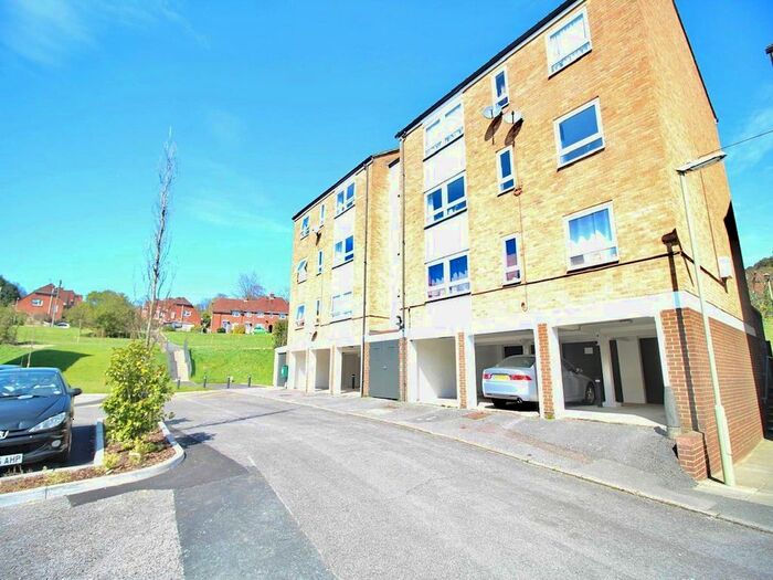4 Bedroom Flat To Rent In Woolford Close, Winchester, SO22