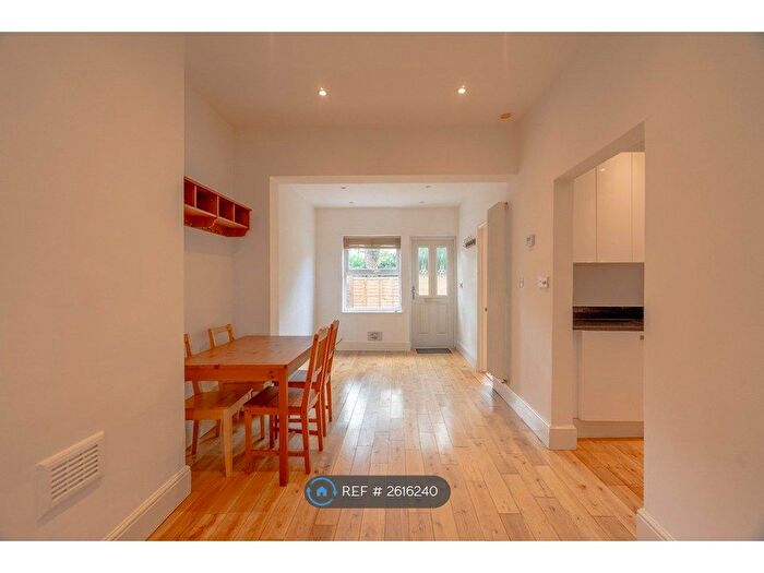 2 Bedroom Flat To Rent In Wimbledon, London, SW19