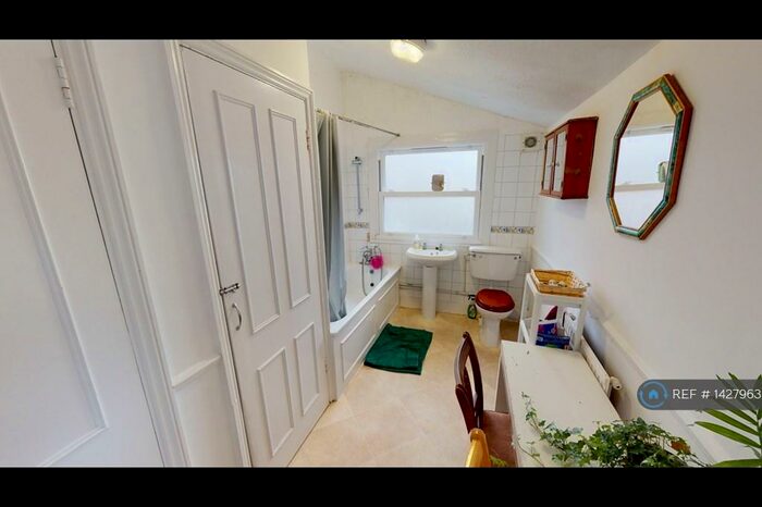 3 Bedroom Flat To Rent In Queens Road, London, SE15