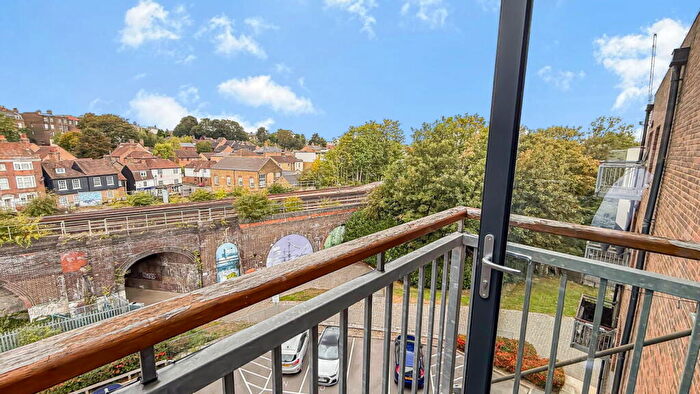 1 Bedroom Flat For Sale In Royal Oak House, Doust Way, Rochester, ME1