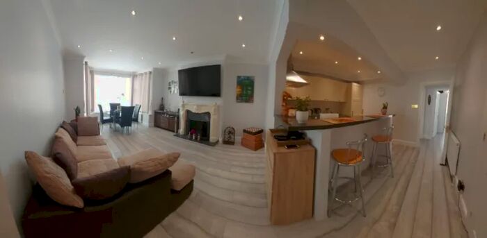 2 Bedroom Flat To Rent In Watford Way, Hendon, London, NW4