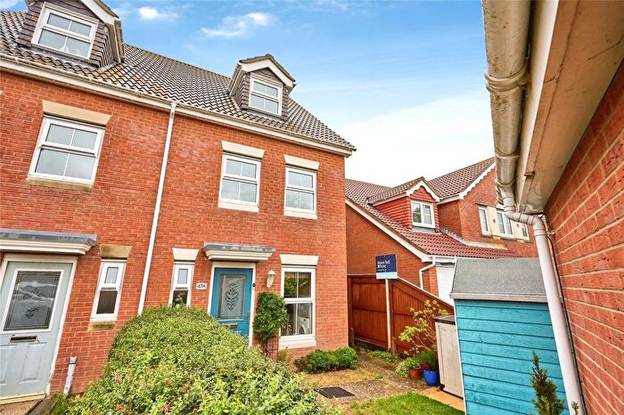 3 Bedroom Semi-Detached House For Sale In Osborne Heights, East Cowes, Isle Of Wight, PO32