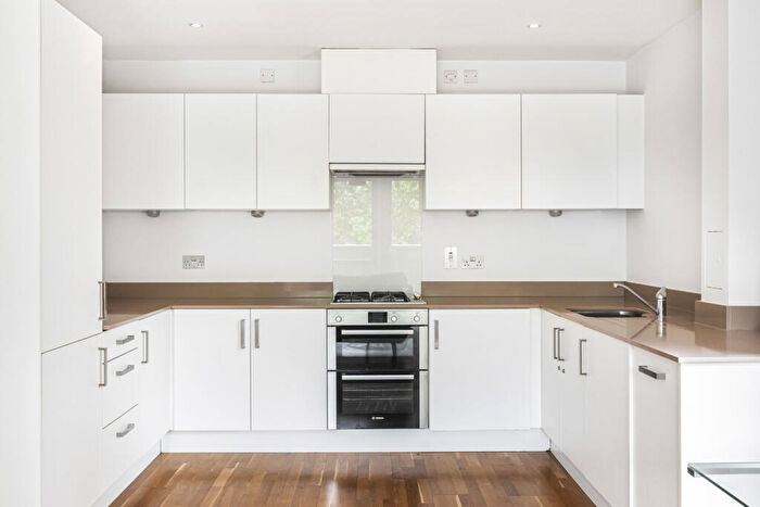 2 Bedroom Apartment To Rent In Trafalgar Gardens, Stepney Green, London, E1