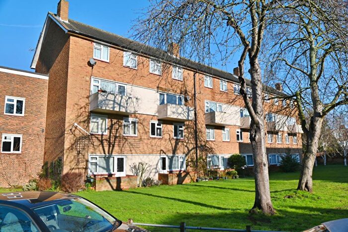 3 Bedroom Maisonette For Sale In Haggard Road, Twickenham, TW1