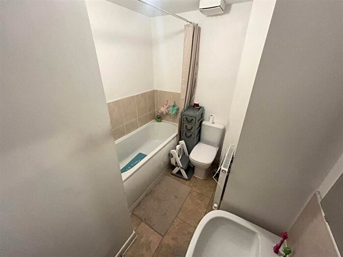 3 Bedroom End Of Terrace House For Sale In Narrowboat Lane, Northampton, NN4