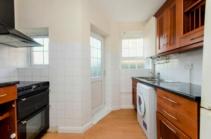 2 Bedroom Flat To Rent In West Barnes Lane, Raynes Park, New Malden KT3
