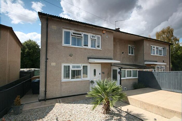 3 Bedroom Semi-Detached House For Sale In Court Farm Road, Oxford, OX4