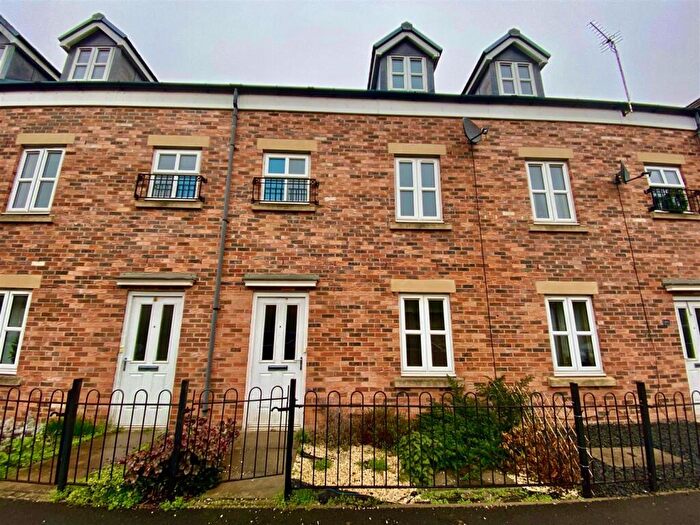 3 Bedroom Town House To Rent In Cemetery Road, Gateshead, NE8