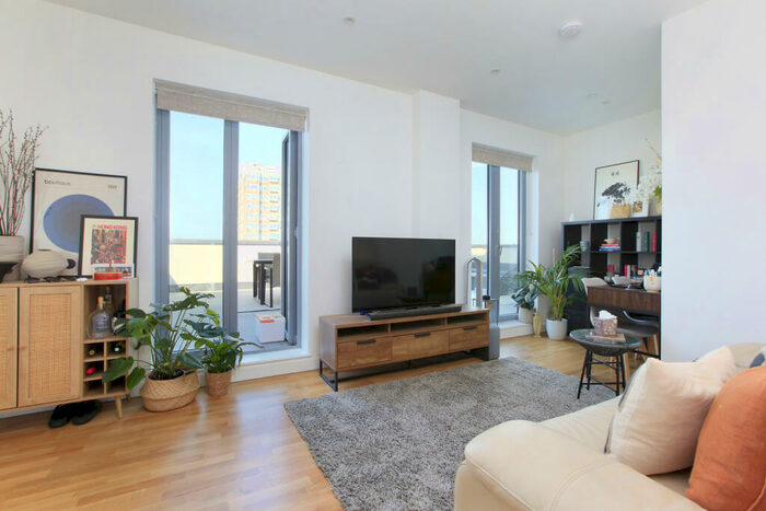 2 Bedroom Flat To Rent In York Road, Battersea, London, SW11