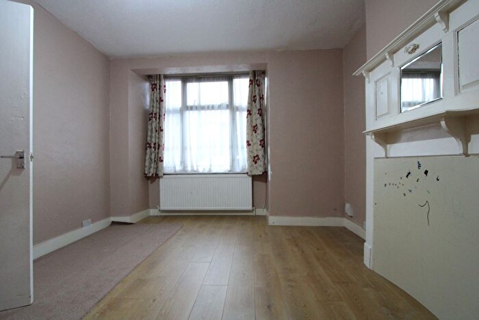 4 Bedroom End Of Terrace House To Rent In Frimley Gardens, Mitcham, CR4