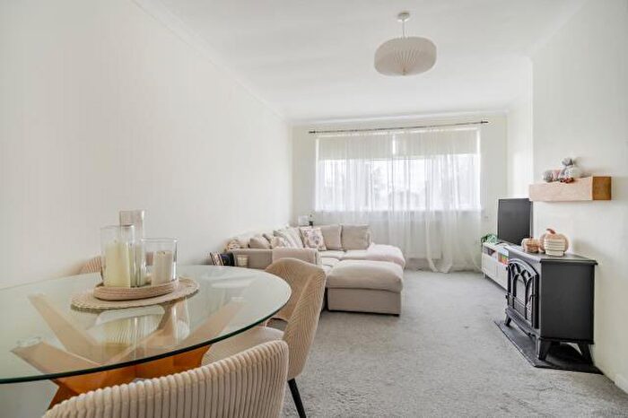 2 Bedroom Flat For Sale In Newbury, Berkshire, RG14