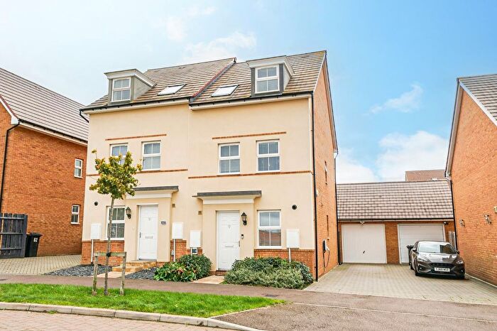 3 Bedroom Semi Detached House For Sale In Wallis Drive, Leighton Buzzard, LU7