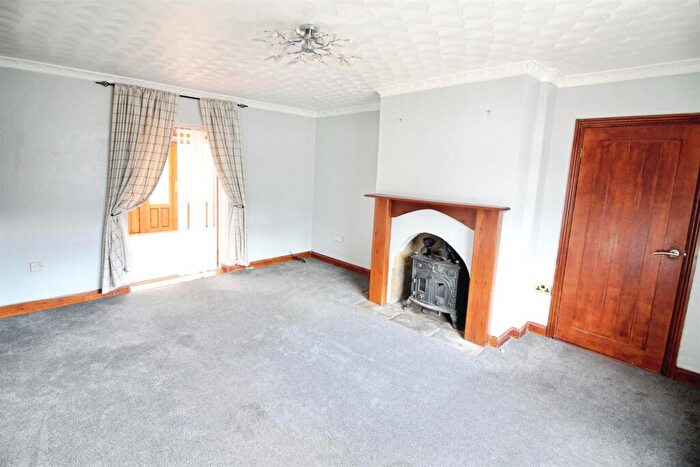3 Bedroom End Of Terrace House For Sale In Crescent Avenue, Rothwell, Leeds, LS26