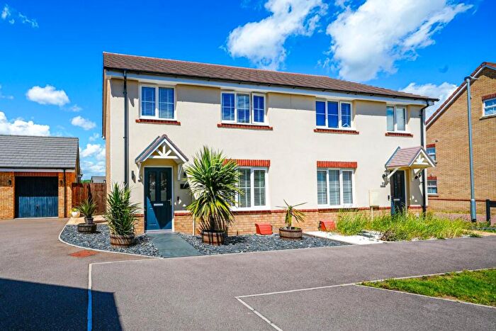 4 Bedroom Semi-Detached House For Sale In Rutherford Crescent, Leighton Buzzard, LU7