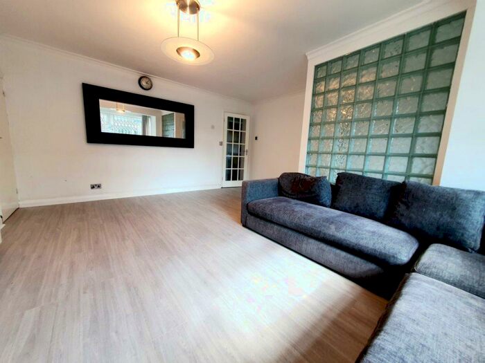 2 Bedroom Flat To Rent In Victoria Road, Ruislip, Middlesex, HA4