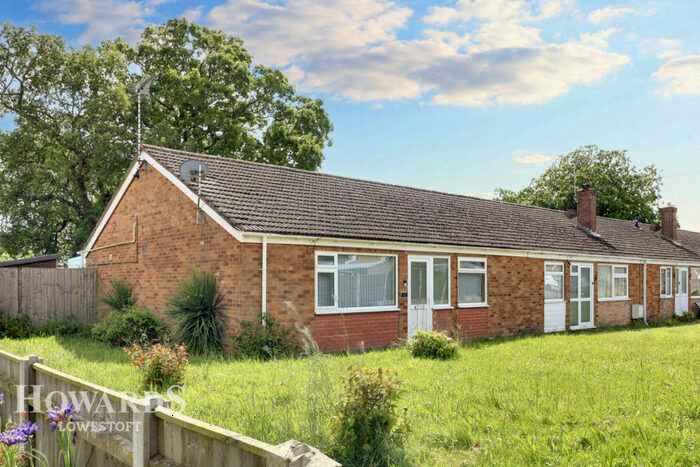 2 Bedroom Semi-Detached Bungalow For Sale In Manor Walk, Kessingland, NR33