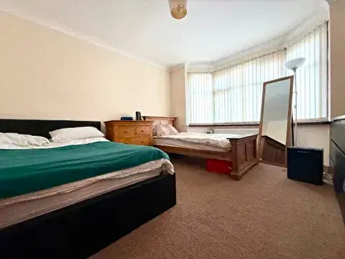 5 Bedroom Semi-Detached House To Rent In Halfway Avenue, LU4