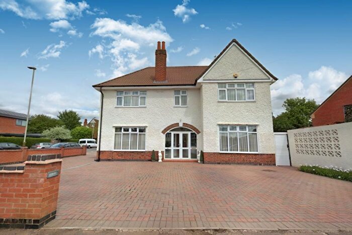4 Bedroom Detached House For Sale In Stoughton Drive North, Leicester, LE5