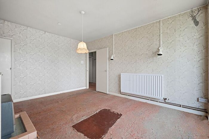 2 Bedroom Flat For Sale In St. James's Close, Tooting Bec, London, SW17
