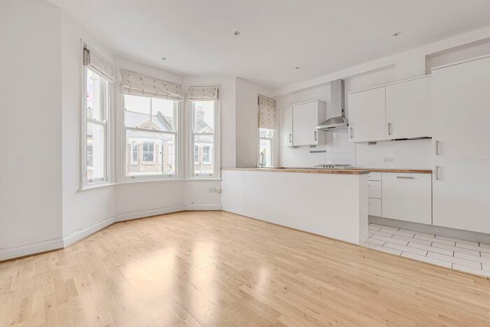 2 Bedroom Flat To Rent In Brayburne Avenue, Clapham Town, SW4