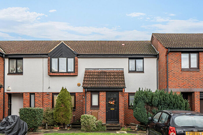 2 Bedroom Flat For Sale In Hamilton Close, London, SE16