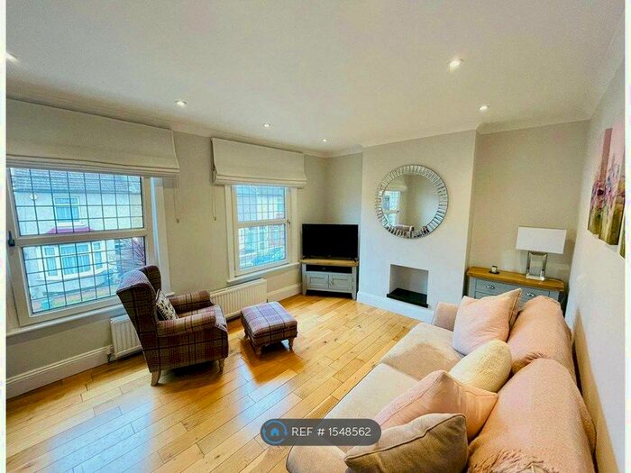 1 Bedroom Flat To Rent In Glenhurst Road, Brentford, TW8