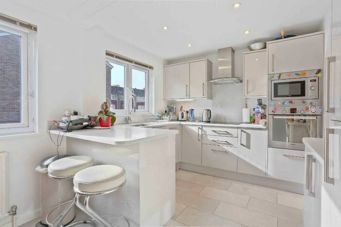 4 Bedroom Town House To Rent In Christchurch Park, Sutton, Surrey, SM2