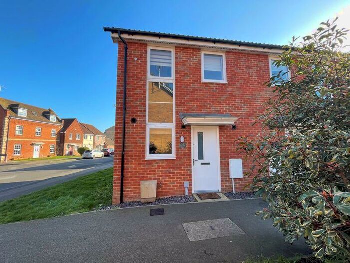 2 Bedroom Detached House To Rent In Diamond Close, Sittingbourne, ME10