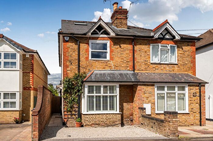 3 Bedroom Semi Detached House For Sale In Walton On Thames, Surrey, KT12